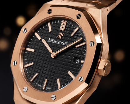 Acercamiento frontal al reloj estilo Royal Oak Rose Gold